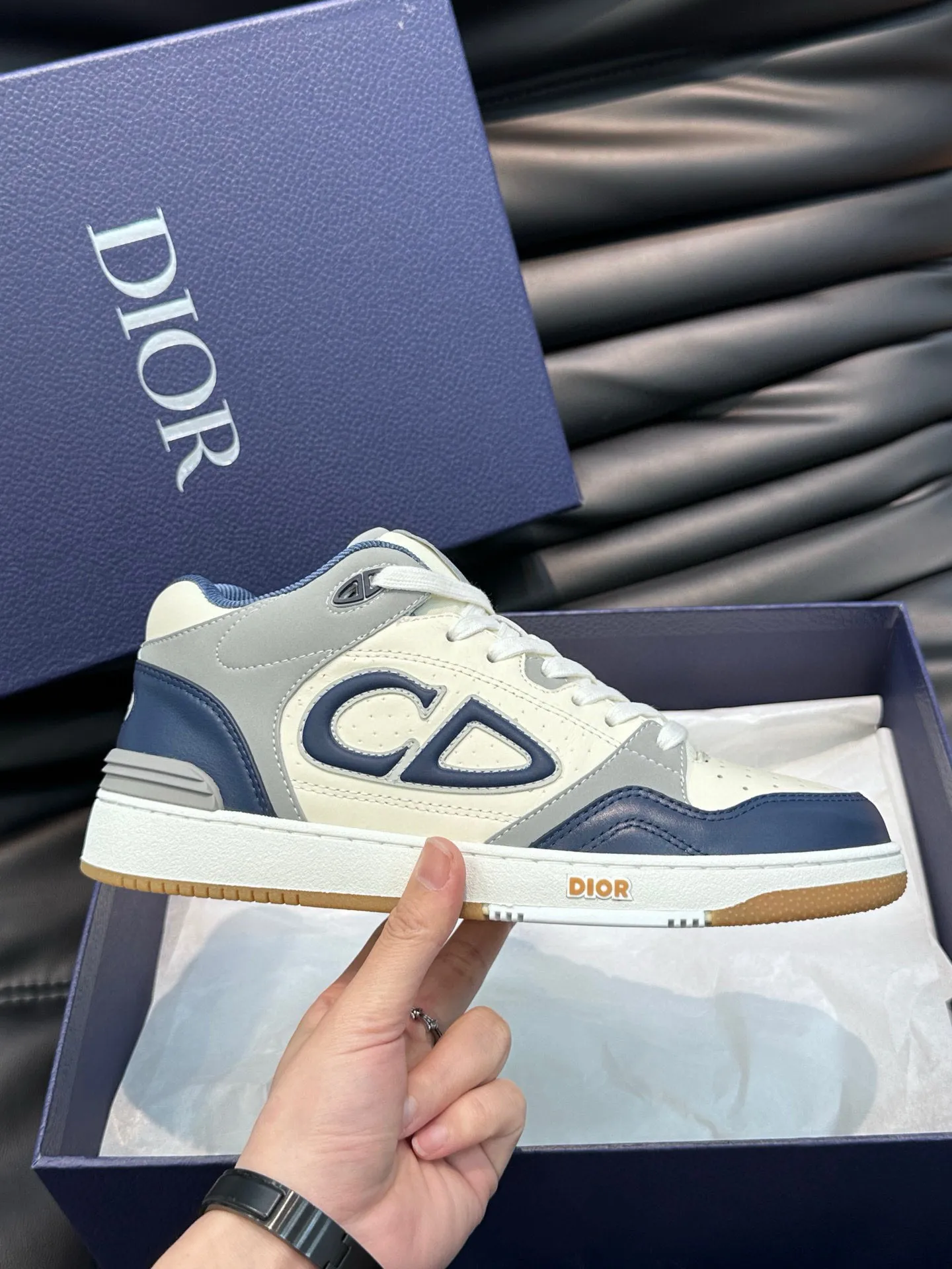 Ex-factory price: 440💰DIOB57 mid-top sneakers are shipped. This B57 mid-top sneaker is a new product in the 2024 spring men's wear series. It reinterprets the basketball shoe design and has become a classic item of Dior. Mid-top lace-up style crafted from color-blocked cow leather with contrasting suede and a CD logo displayed on the side. The tongue is decorated with the Dior B57 logo, and various distinctive details enhance the style. The CD logo eyelet details, upper stitching and rubber panels highlight the dynamic charm of its sports style. With two-color rubber sole, mesh fabric lining and cotton lining for foot padding, the upper foot is comfortable and breathable. Can be paired with a variety of clothing to create a sophisticated look. Code 38-44, (45 can be customized)